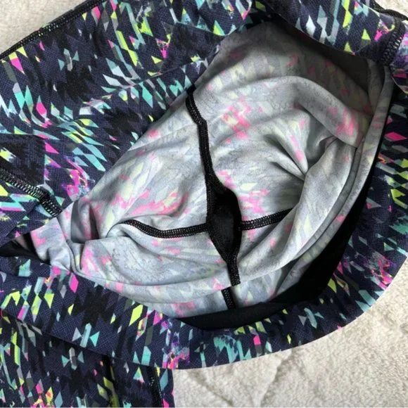 Victoria's Secret VSX SPORT | "Mayan Temple" Knockout Leggings | Size Medium - Picture 4 of 10